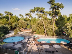 Piscina a l'aire lliure de temporada (horari: 09:00-18:00) i para-sols 