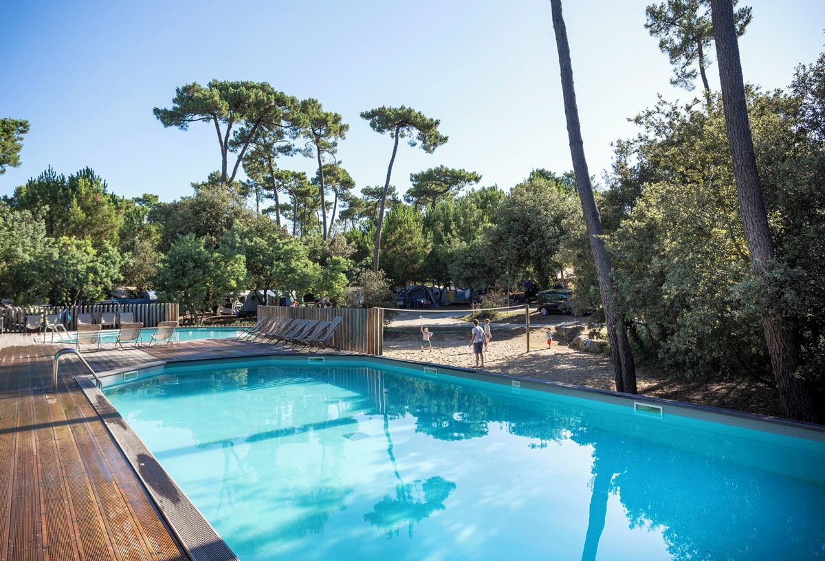 Piscine extérieure (ouverte en saison), parasols de plage