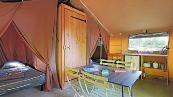 Tent, 2 slaapkamers, niet-roken | Woonruimte | Een tafeltennistafel