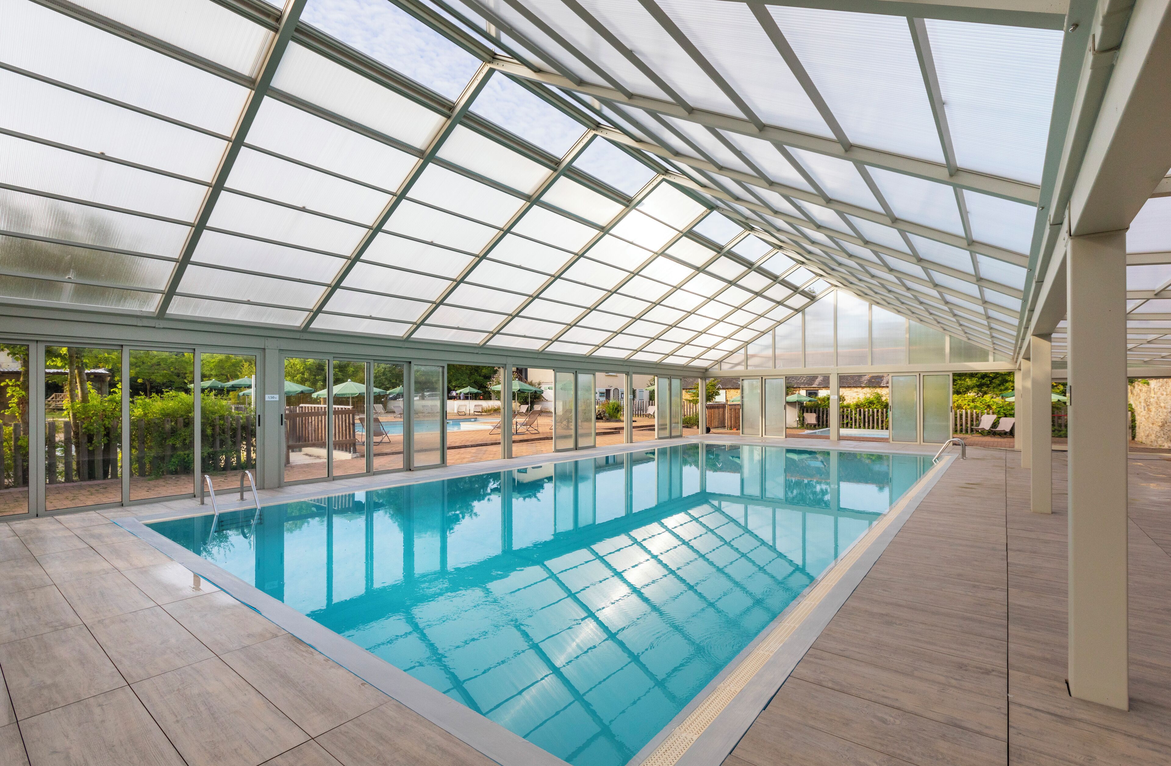 من حمّامات السباحة المغطاة، حمّام سباحة خارجي موسمي