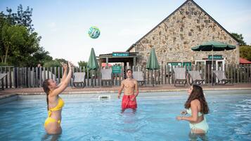 Piscina interna, piscina externa sazonal, guarda-sóis, espreguiçadeiras