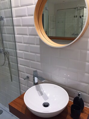 Departamento superior | Baño | Tina, secadora de cabello, toallas, shampoo 