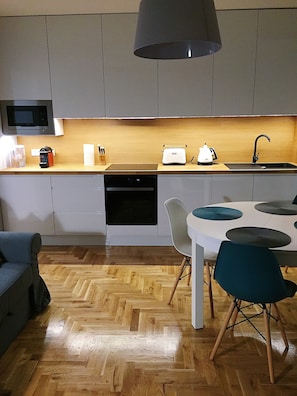 Superior Apartment | Private kitchen | Fridge, microwave, oven, stovetop