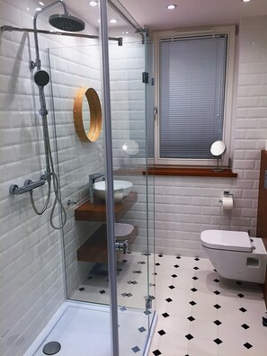 Superior Apartment | Bathroom | Bathtub, hair dryer, towels, shampoo