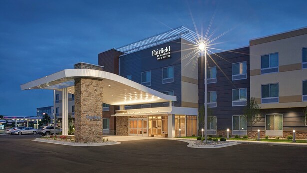 Un hôtel Fairfield by Marriott au design moderne, doté d’une entrée imposante et d’un parking couvert.