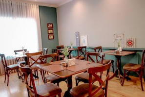 Free daily buffet breakfast - Mirante Hotel (Itapejara d'Oeste)