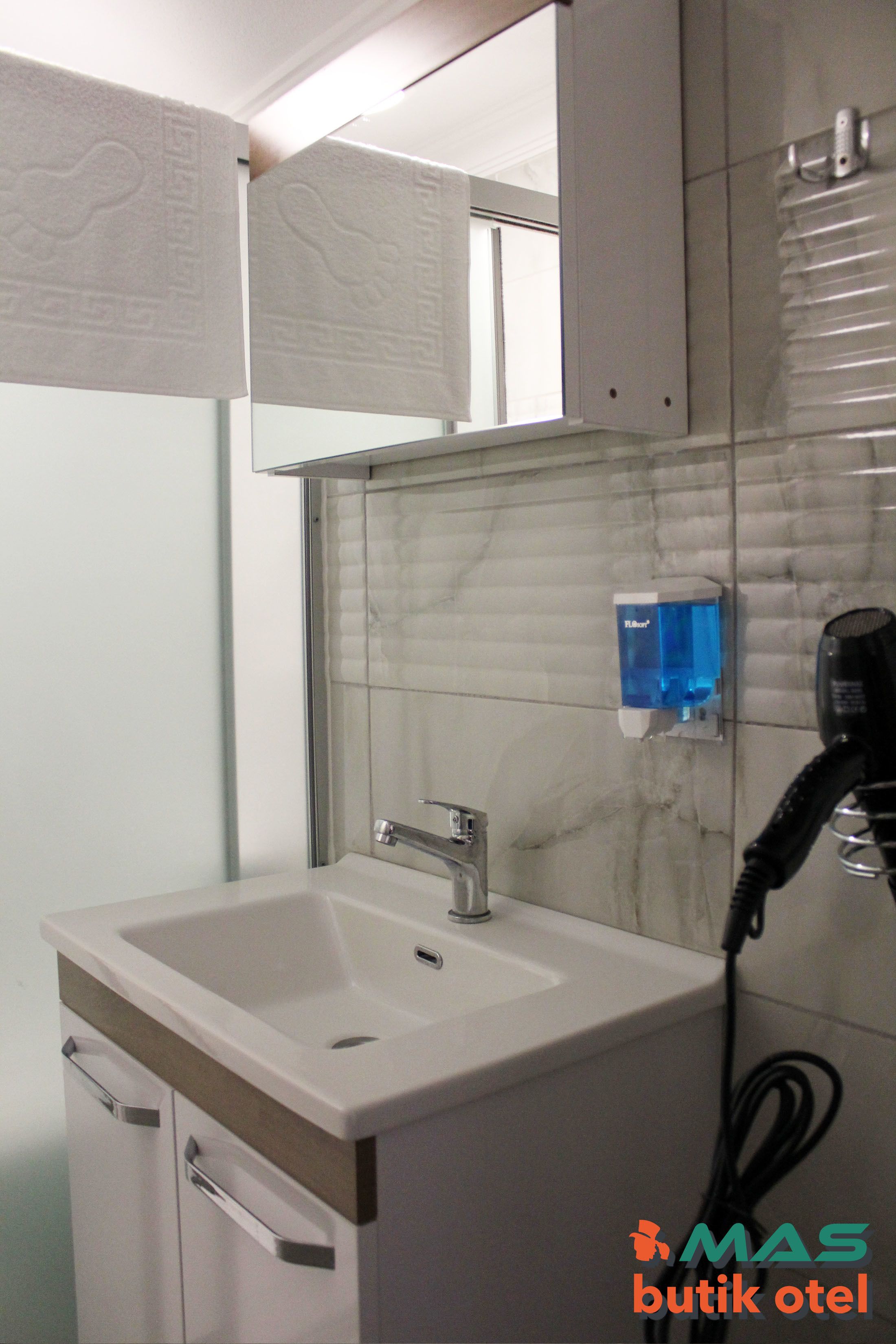 shower, hydromassage showerhead, free toiletries, hair dryer