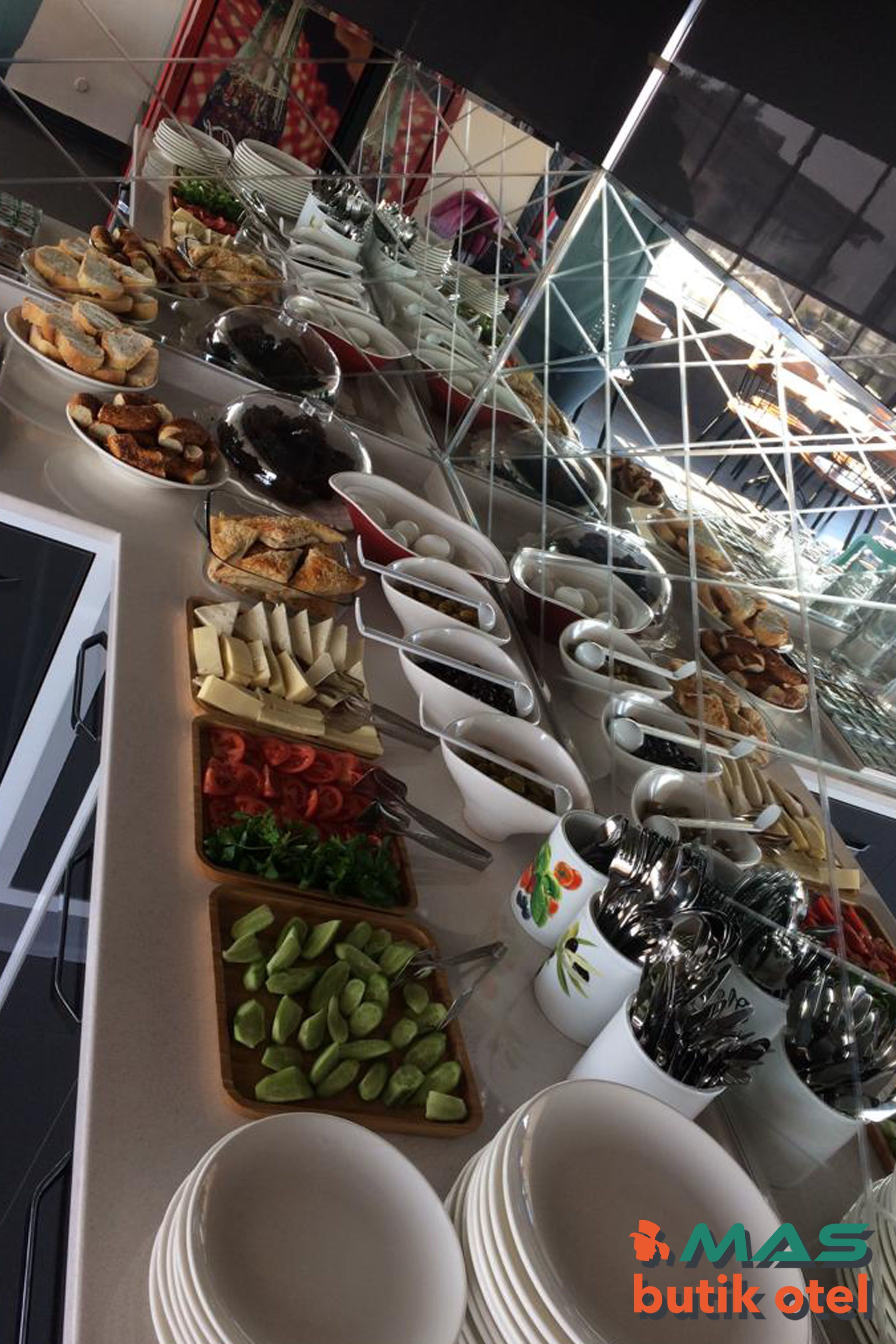 Una mesa de buffet con distintos tipos de comida y utensilios.