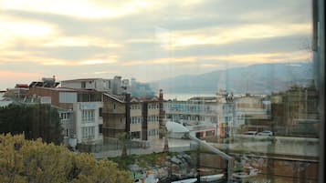 Vista de un paisaje urbano con edificios, un río y barcos.