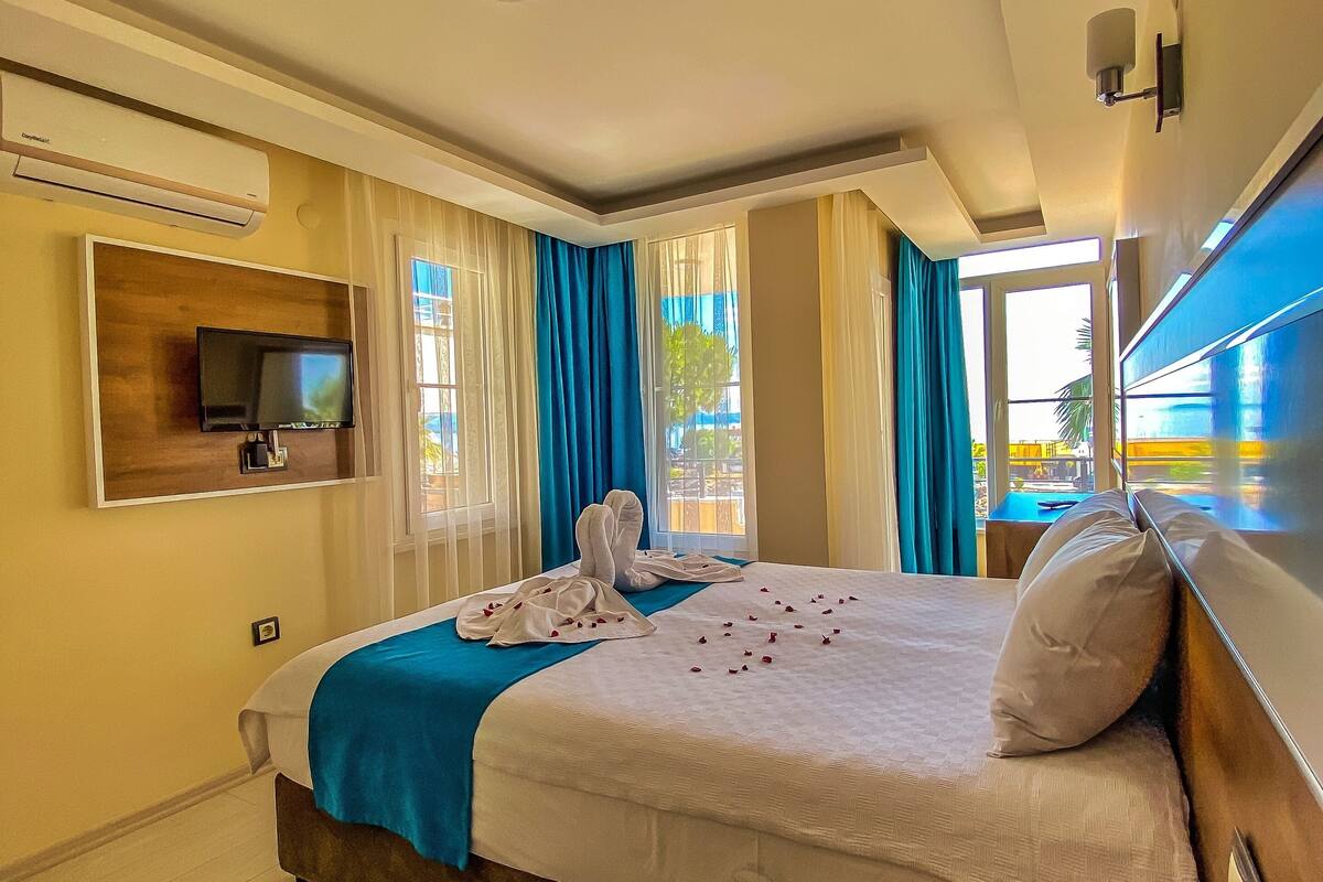 double room, sea view | 1 bedroom, desk, blackout curtains, soundproofing