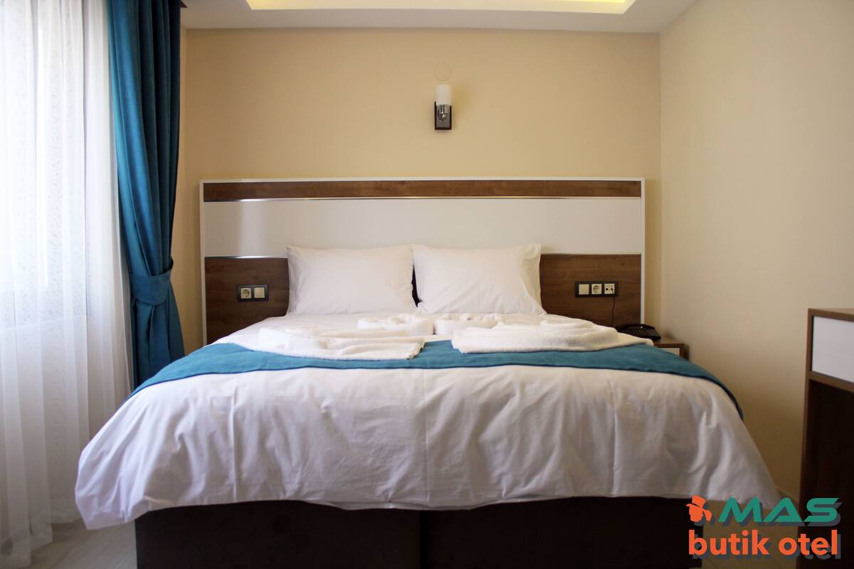 1 bedroom, desk, blackout curtains, soundproofing
