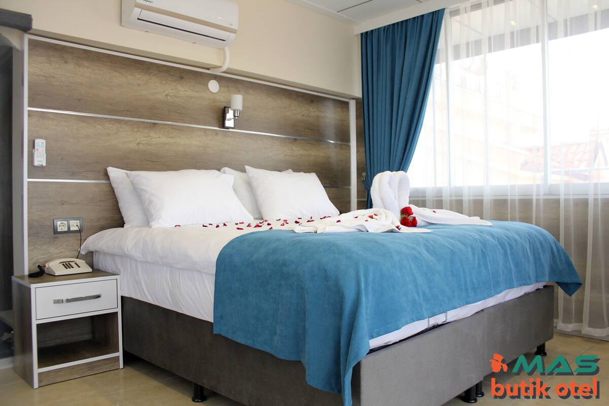 1 bedroom, desk, blackout curtains, soundproofing