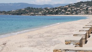 A beach with a stone walkway leading to the water. - Les Suites d'Agosta (Albitreccia)