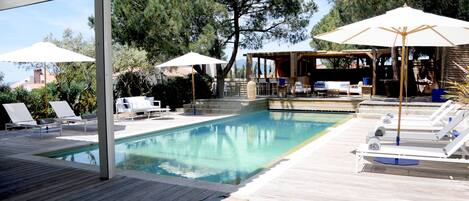 Outdoor pool, pool umbrellas, sun loungers