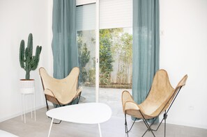 Suite Deluxe (Terra) | Área de sala de estar | Televisión de pantalla plana 