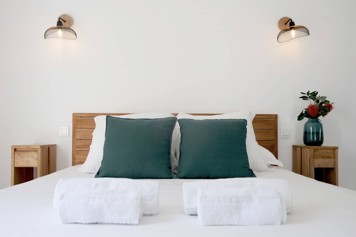 Suíte luxo (Terra) | Roupas de cama premium, espaço de trabalho para notebook