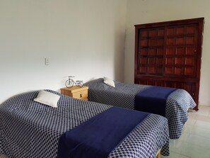 Cubrecamas, decoración personalizada, muebles diferentes y escritorio 