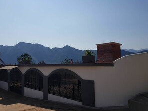 Vista frontal de la propiedad