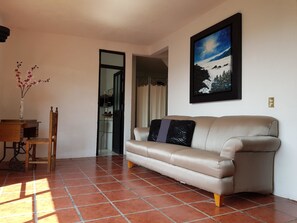 Casa de campo panorámica, 4 habitaciones, vista a la montaña | Edredón, decoración personalizada, muebles diferentes y escritorio 