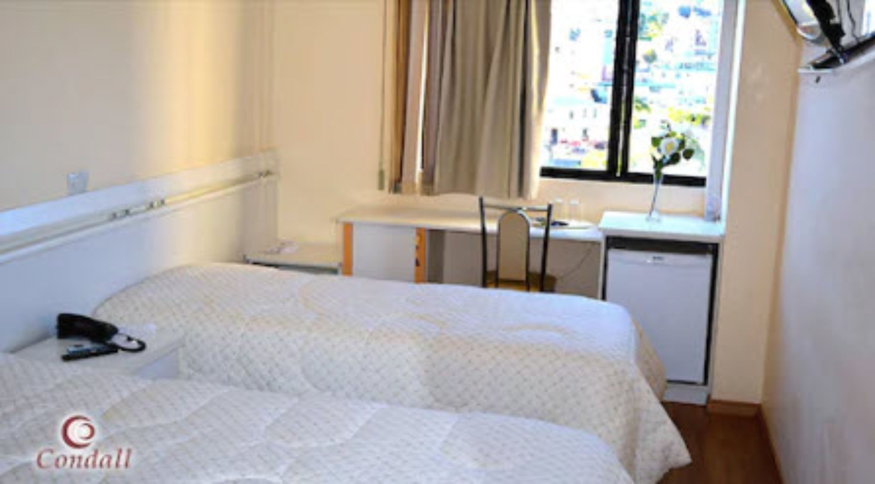 deluxe twin room, 2 single beds | 1 bedroom, minibar, desk, laptop workspace