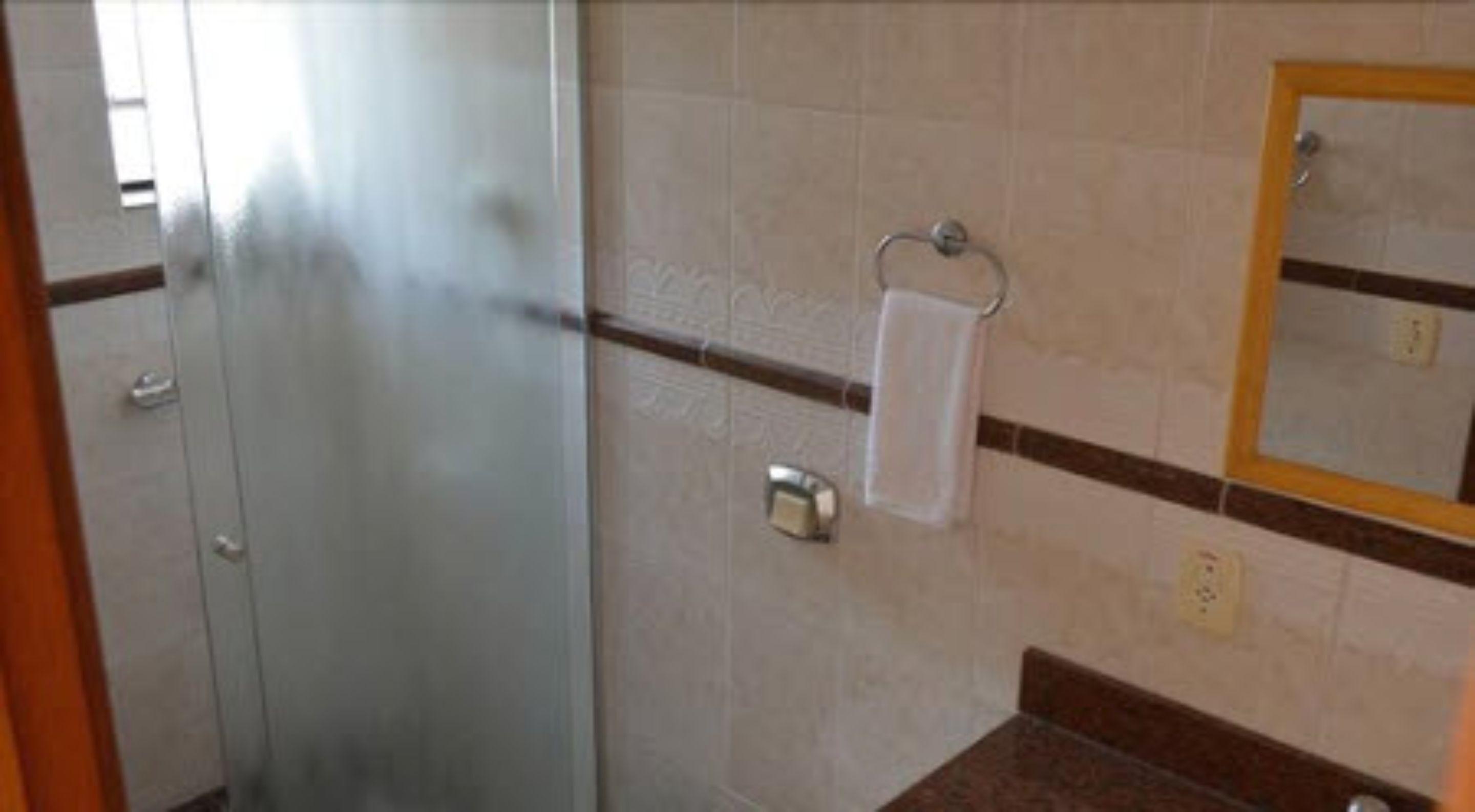 deluxe family room | bathroom | shampoo, toilet paper