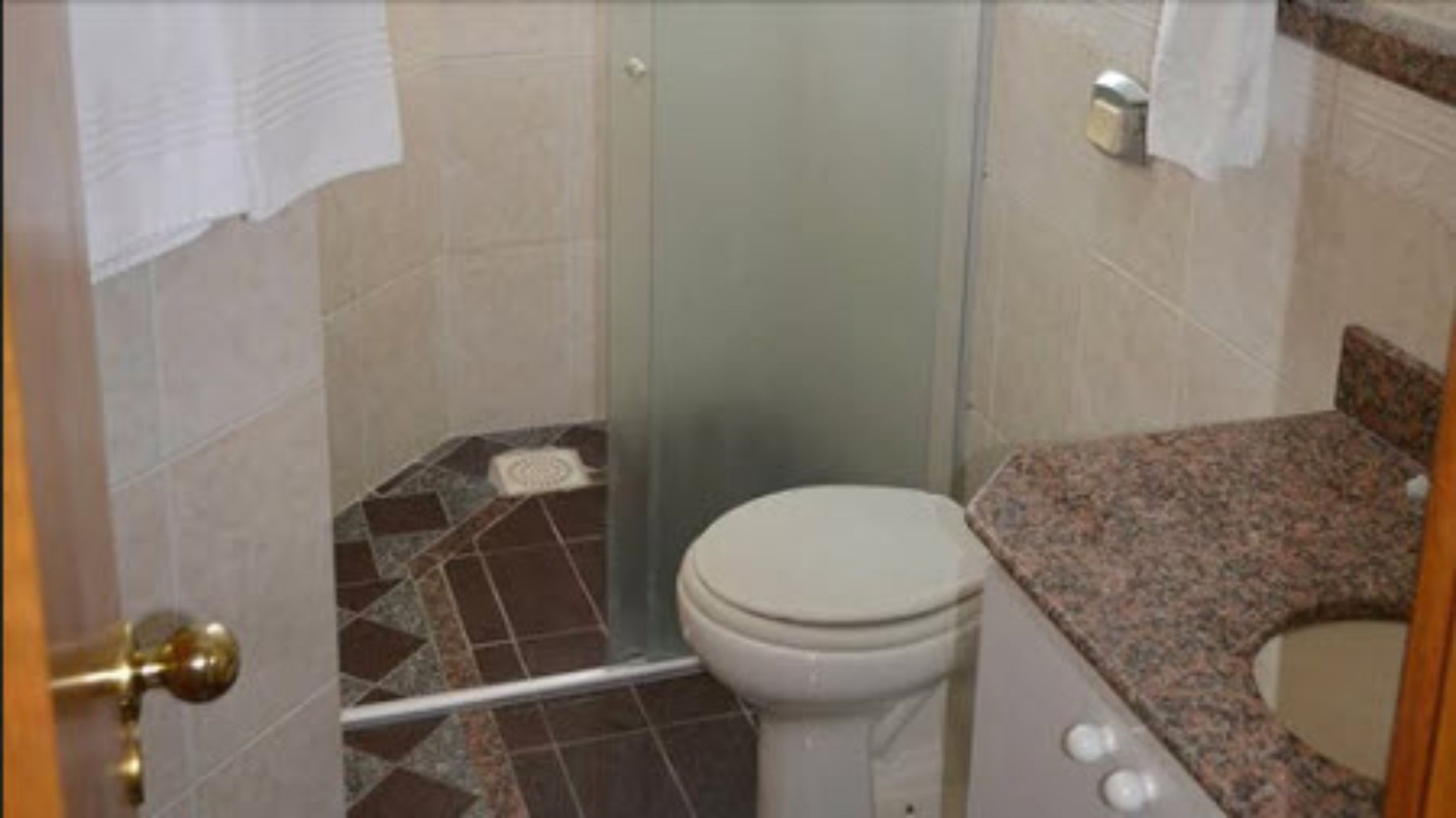 executive suite | bathroom | shampoo, toilet paper
