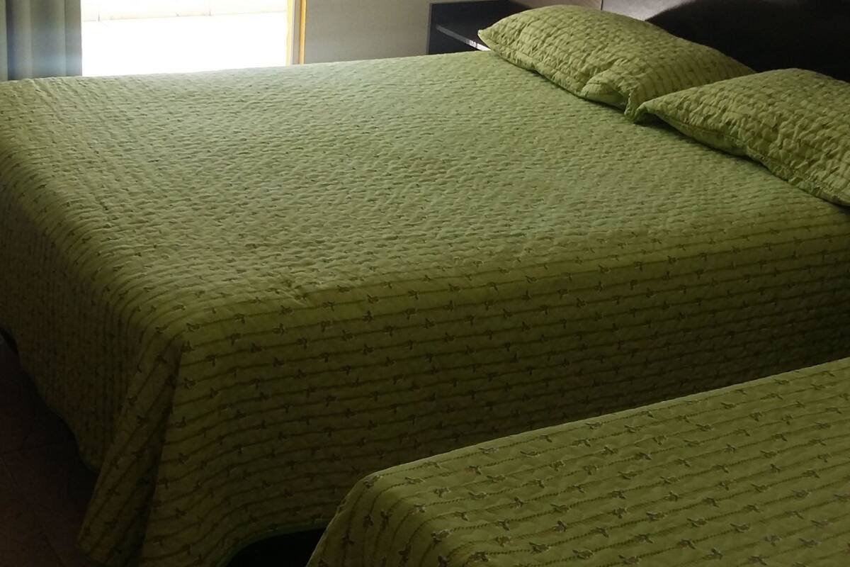 Cortinas blackout, tabla de planchar con plancha y wifi gratis
