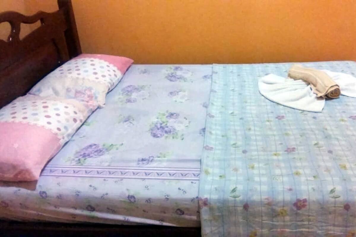 Tabla de planchar con plancha, wifi gratis y ropa de cama