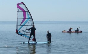 Una spiaggia nelle vicinanze, sabbia bianca