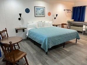 办公桌、笔记本电脑工作区、免费 WiFi、床单