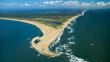 Nära stranden och vit sandstrand