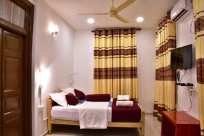 Room - Peninsula Hotel (Jaffna)