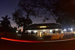 Façade de l’hébergement - soirée/nuit