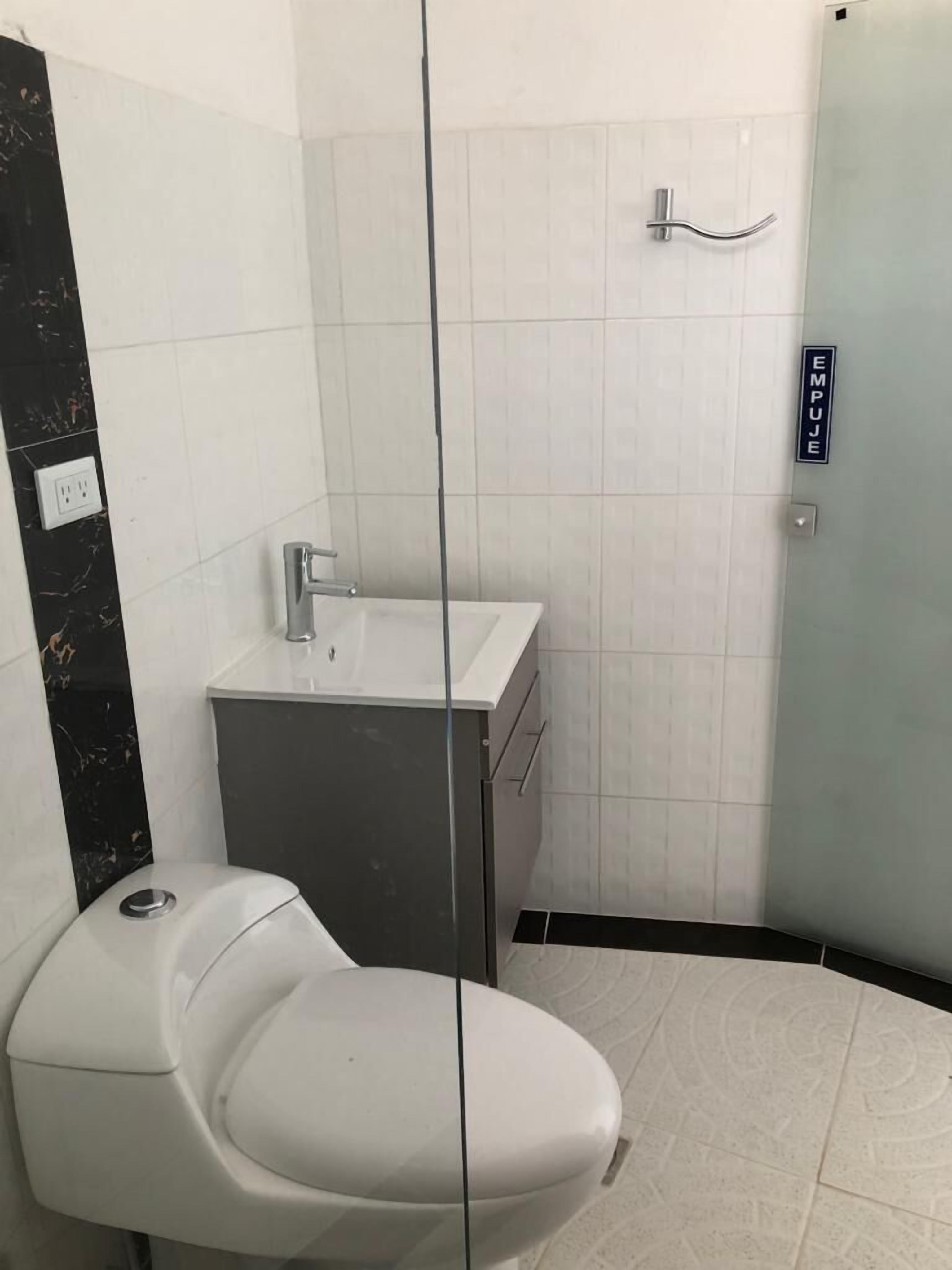 Standard-huone, 1 suuri yhden hengen sänky | Kylpyhuone | Ilmaiset hygieniatuotteet, pyyhkeet