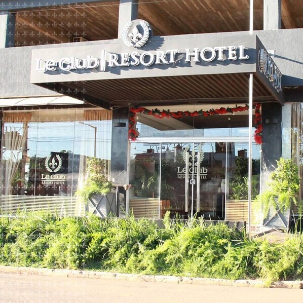 Vista frontal de la propiedad