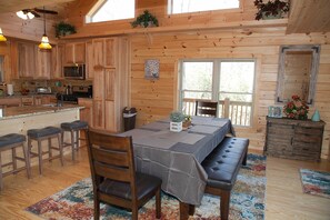 Family dining - DIAMOND RIDGE - BLACK MOUNTAIN LOG CABIN (Black Mountain)