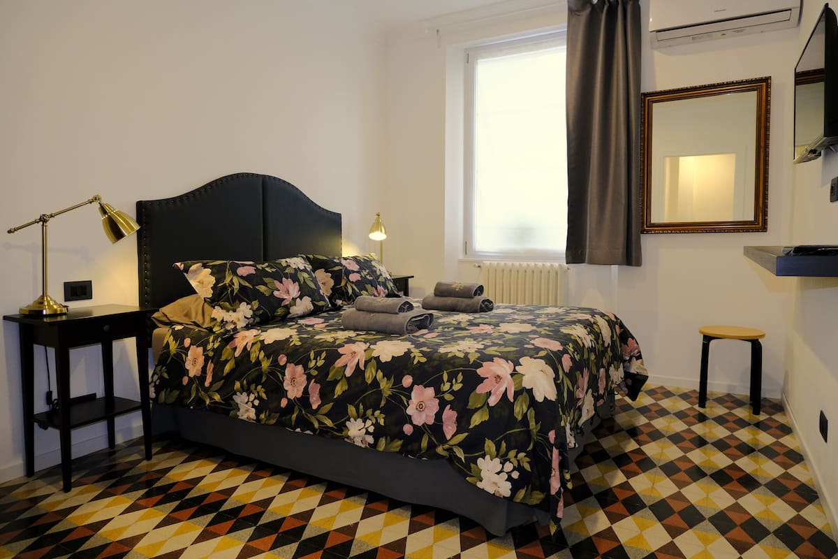 Eenvoudige suite, kamers met tussendeur | Donsdekens, een minibar, verduisterende gordijnen, gratis wifi