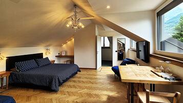 Deluxe-Dreibettzimmer | Daunenbettdecken, Minibar, Verdunkelungsvorhänge, kostenloses WLAN