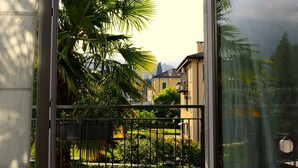 Un balcón con vistas a una zona residencial, con casas y vegetación.