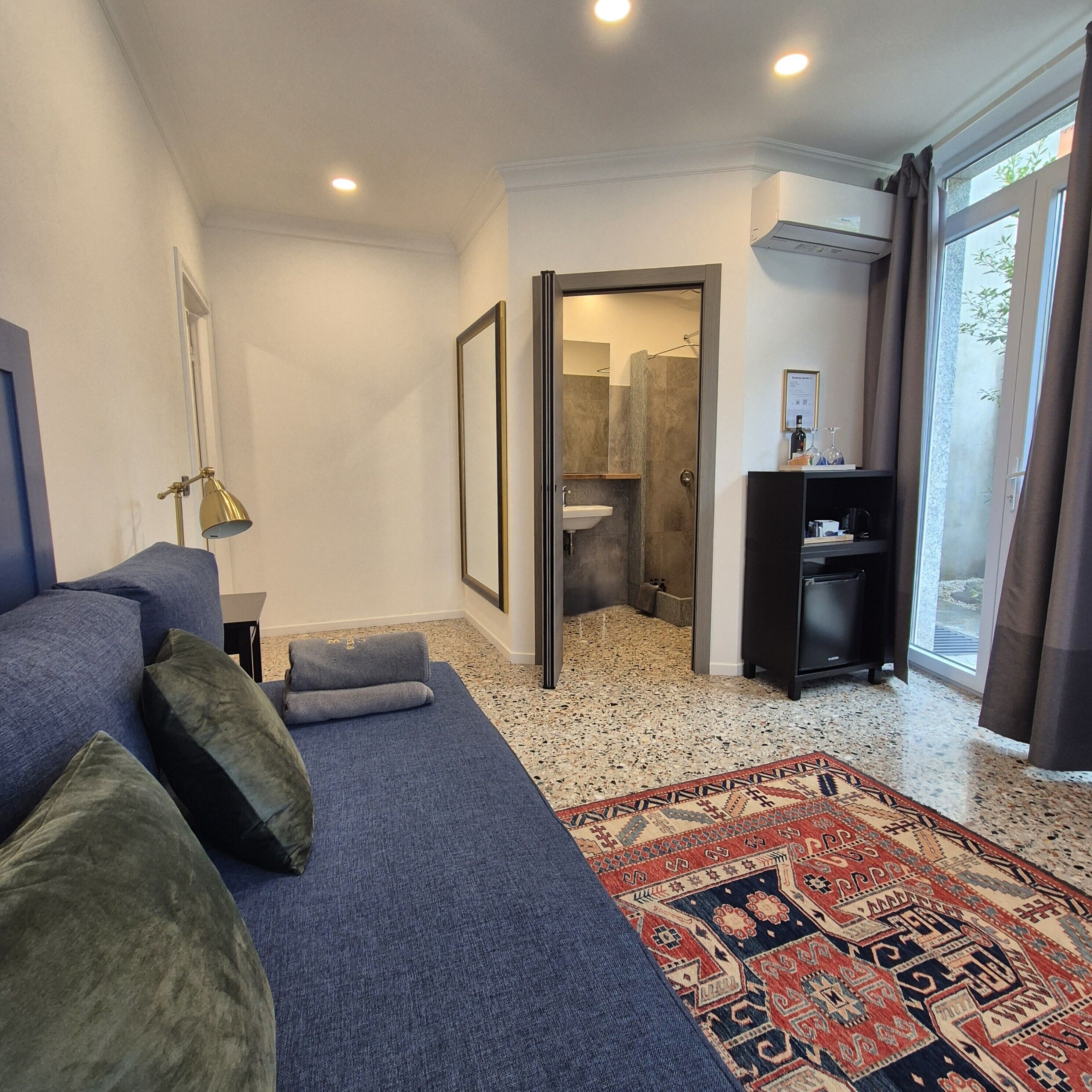 Basic-Suite, Verbindungszimmer | Daunenbettdecken, Minibar, Verdunkelungsvorhänge, kostenloses WLAN