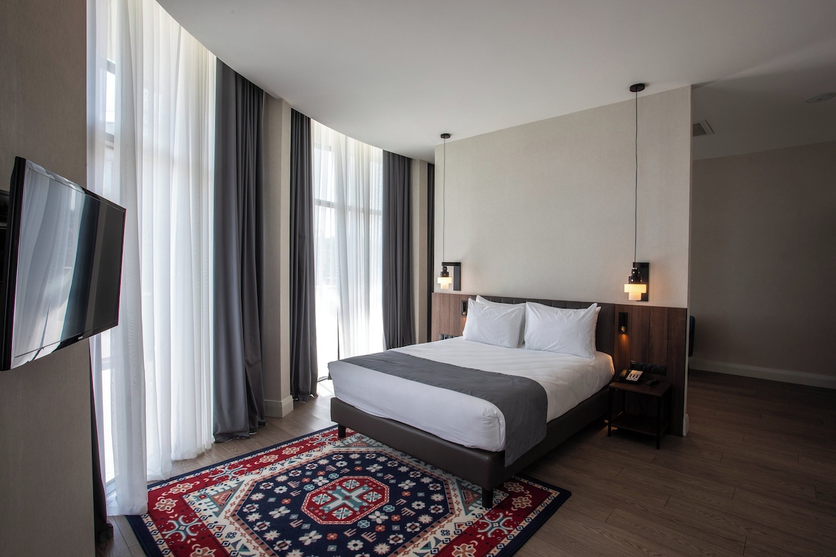 Suite, 1 Tempat Tidur Queen, teras, pemandangan gunung | Minibar, brankas, meja kerja, dan ruang kerja ramah laptop
