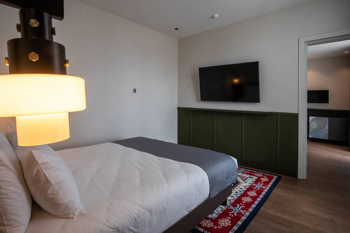 Suite, 1 Queen-Bett und Schlafsofa (Living Area) | 1 Schlafzimmer, Minibar, Zimmersafe, individuell dekoriert