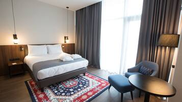 Minibar, in-room safe, individually decorated, individually furnished