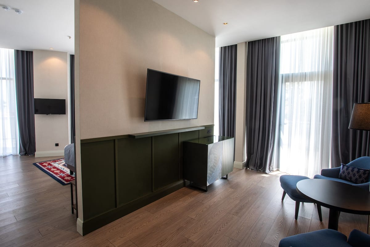 Minibar, brankas, dan didekorasi berbeda-beda