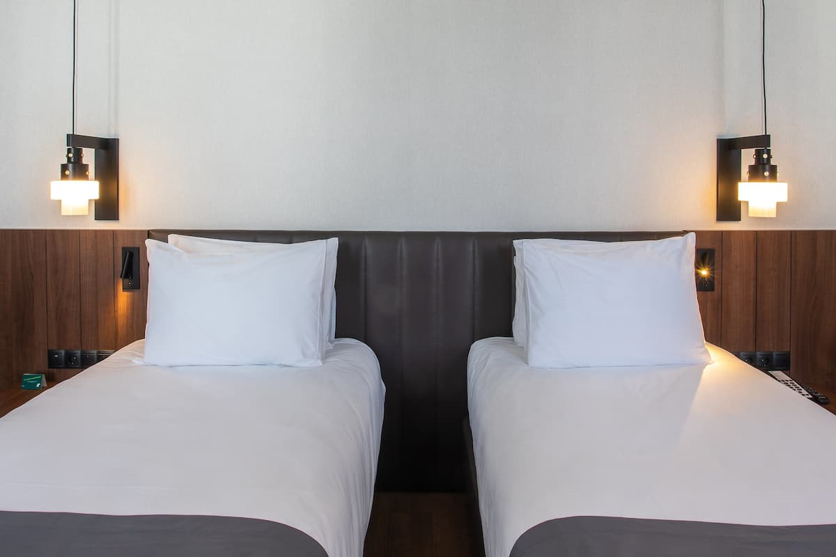 Standardzimmer, 2 Einzelbetten | 1 Schlafzimmer, Minibar, Zimmersafe, individuell dekoriert