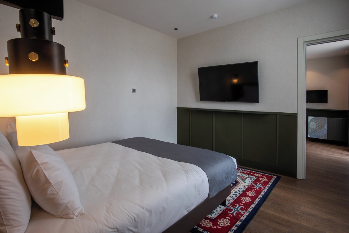 Suite, 1 Tempat Tidur Queen dengan tempat tidur Sofa (Living Area) | Minibar, brankas, meja kerja, dan ruang kerja ramah laptop