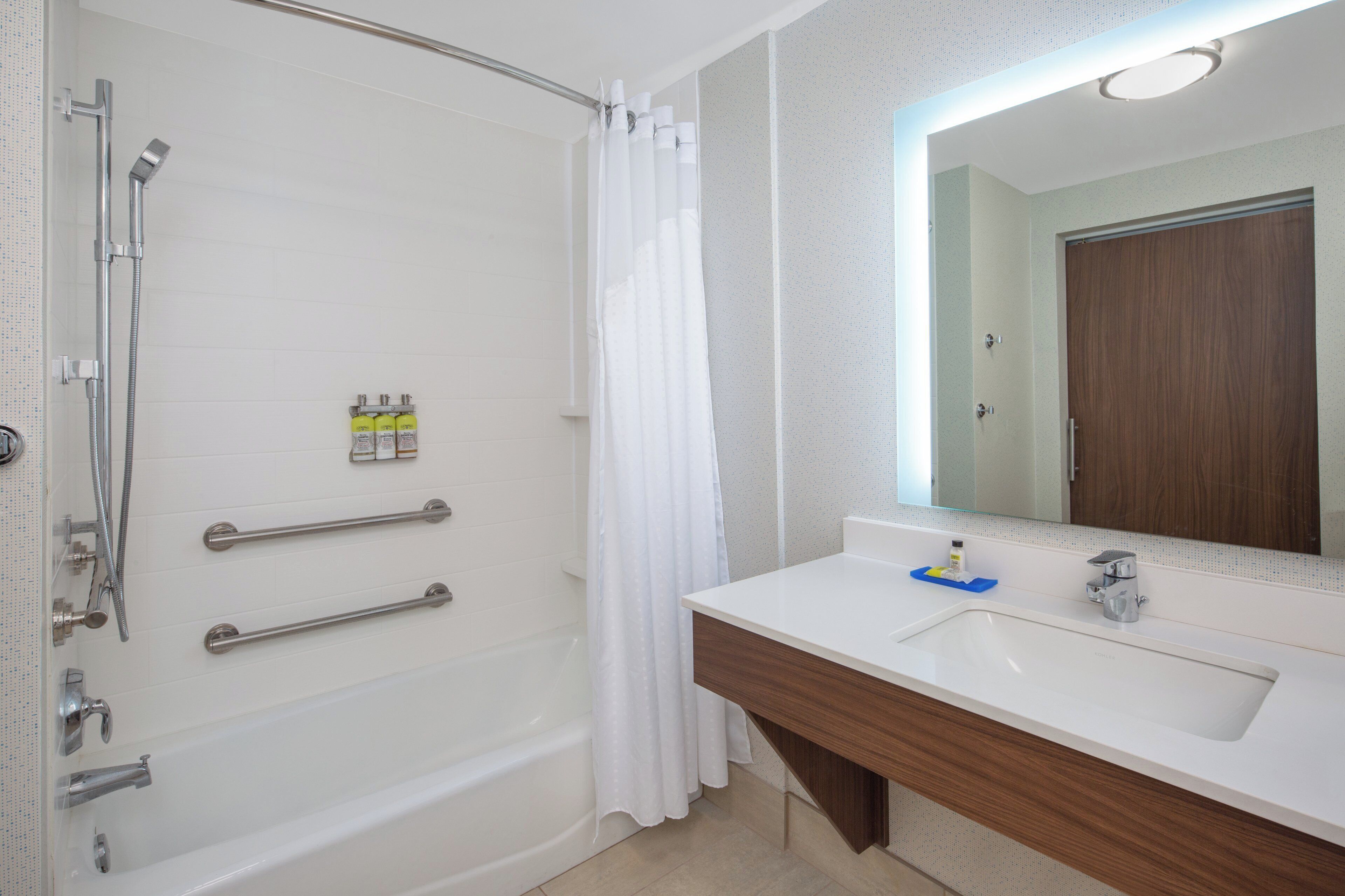 Tina con regadera, amenidades de baño gratuitas, toallas, jabón 