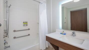 Tina con regadera, amenidades de baño gratuitas, toallas, jabón