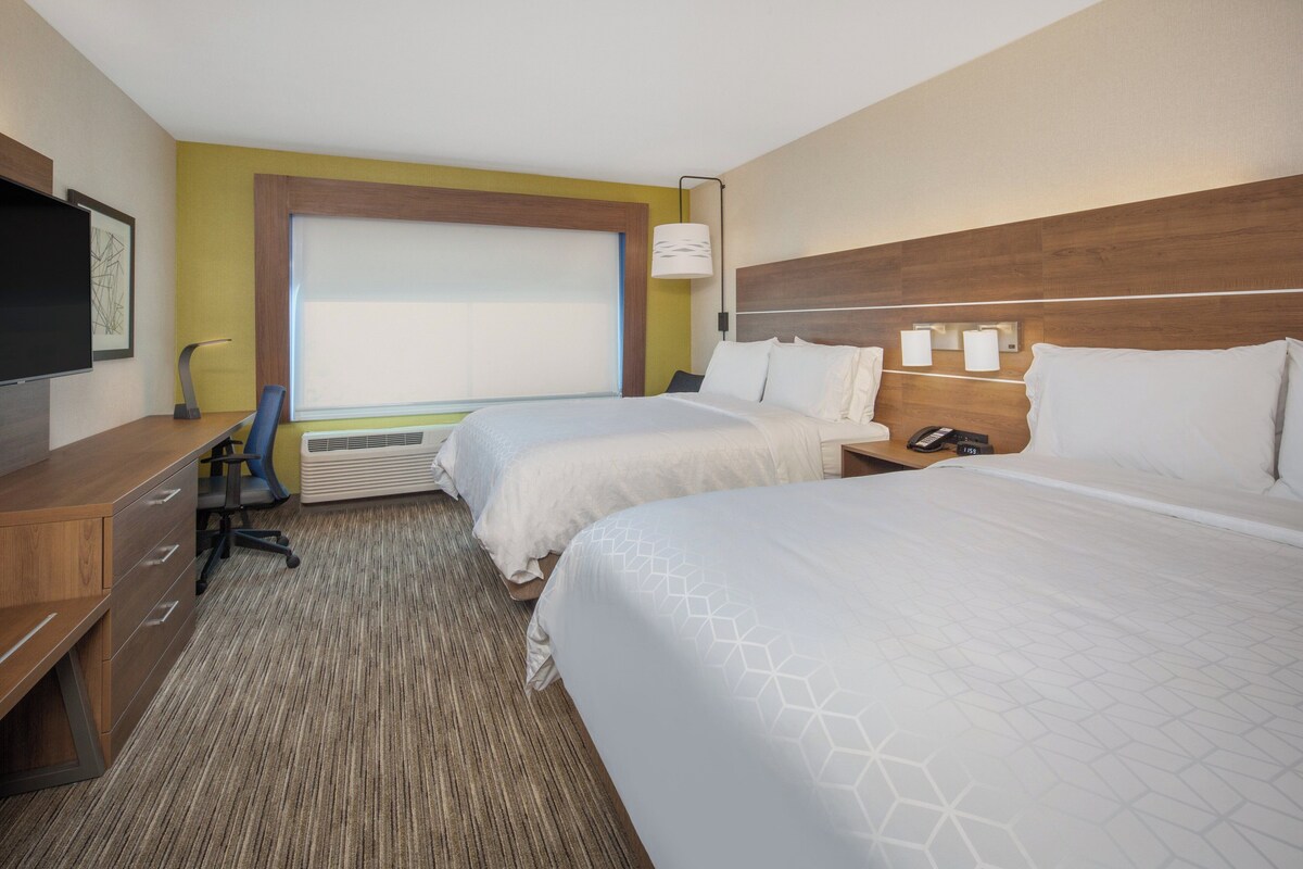 In-room safe, desk, WiFi (free), bed sheets