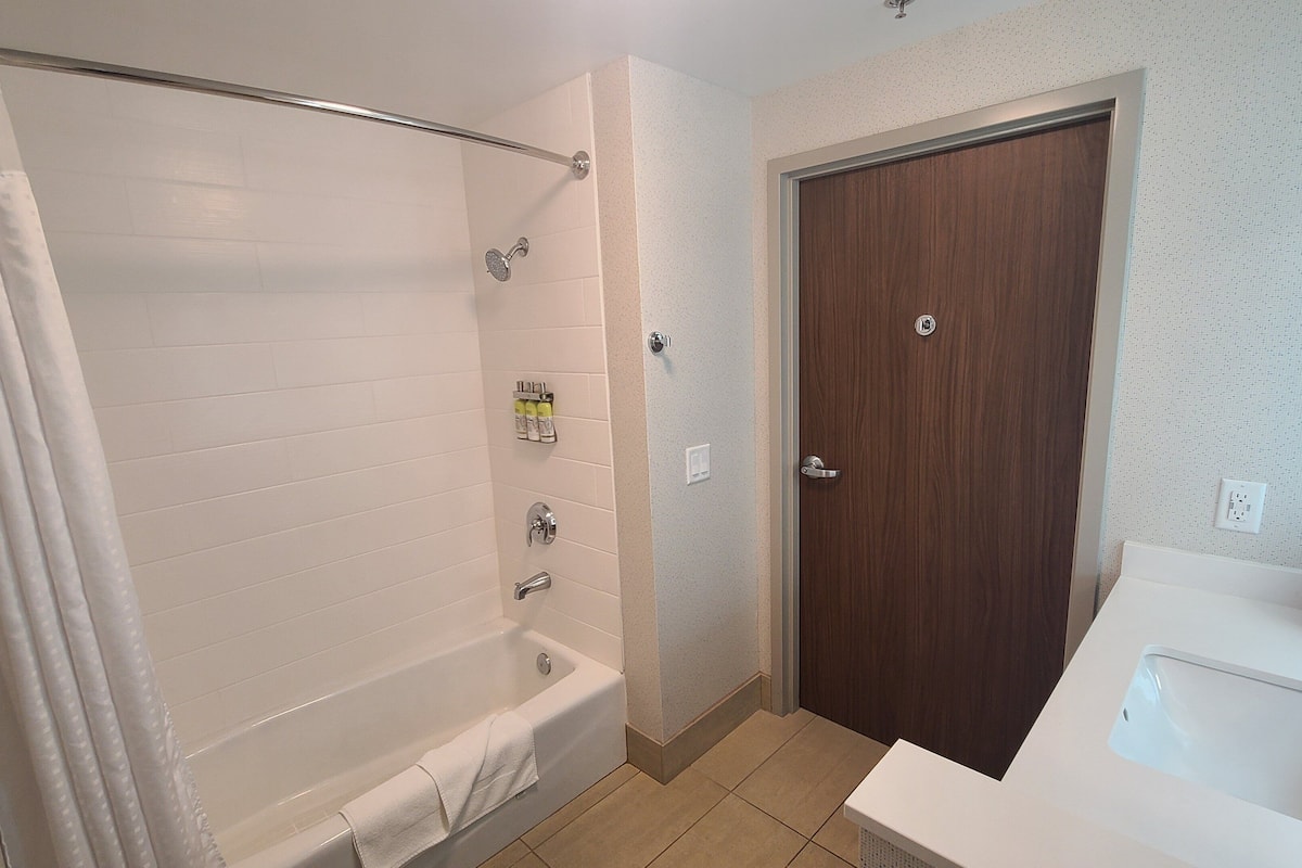 combined shower/bathtub, free toiletries, towels, soap